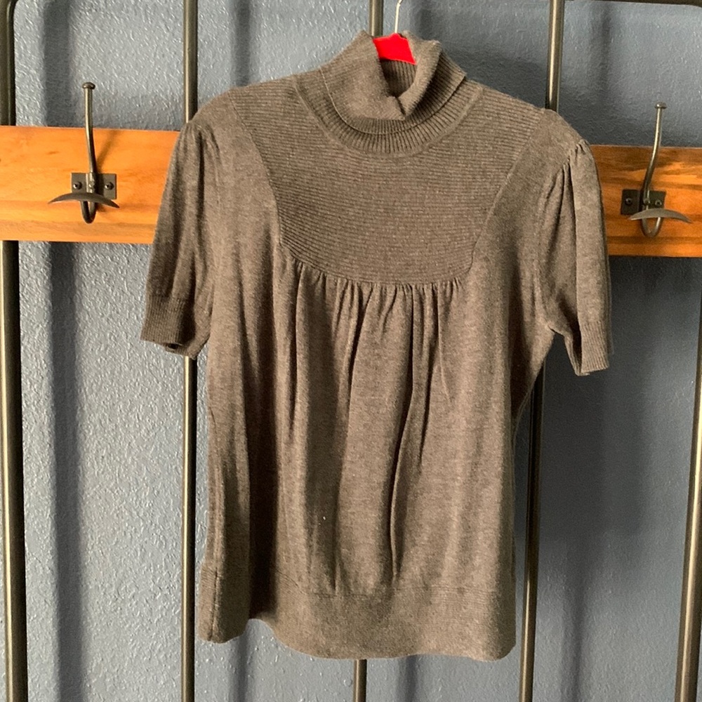 Turtle neck sweater with short sleeves